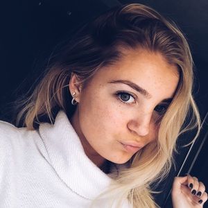 Meet your Posher, Caitlin